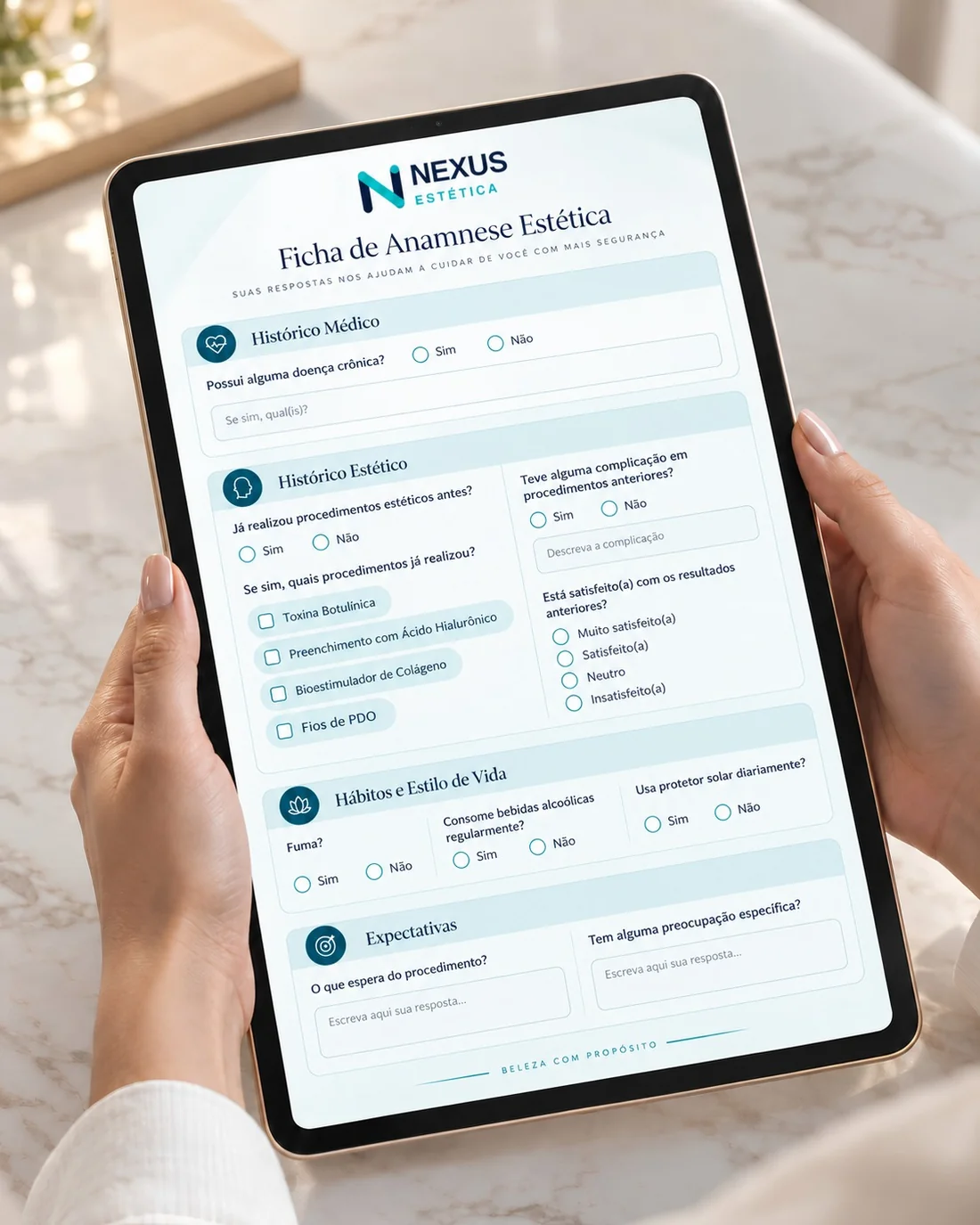 Ilustração de ficha de anamnese NEXUS Estética em um tablet